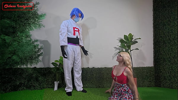 James del equipo rocket atrapa a un pokemon extra&ntilde;o