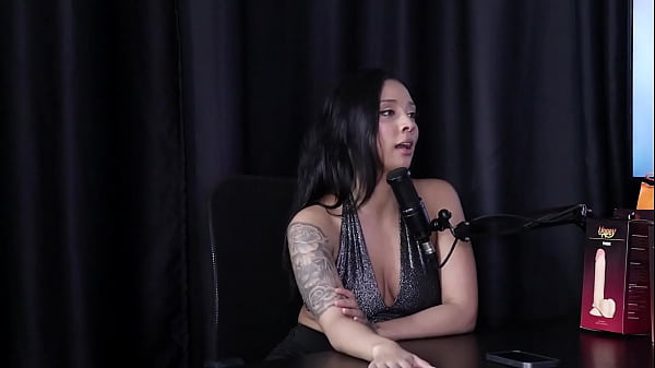 O cliente tem um fetiche e pede pra ela levar preservativo usado, e transa tr&ecirc;s vezes por dia - Vivian Lola (SHEER/RED)