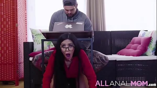 AllAnalmom.com - Juan Lucho catches his stepmom Julia De Lucia sneaking into the house with some gifts, so he confronts her asking where she&rsquo;s getting the money to spend like that.