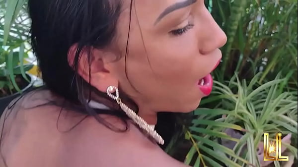 Transexual Morena Com Corpo Bel&iacute;ssimo e Atraente Fazendo Masturba&ccedil;&atilde;o Anal