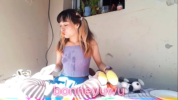 Bonneyuwu - 11:01 juego con mis peluches y me tiro leche con mi chupete