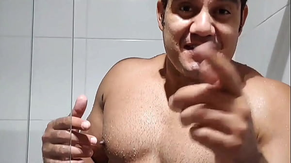 YURI GA&Uacute;CHO - TOMANDO BANHO NA CASA DO AMIGO  