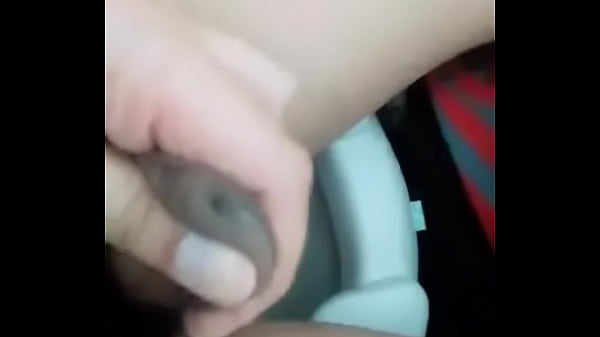 hombre masturbandose en el ba&ntilde;o  