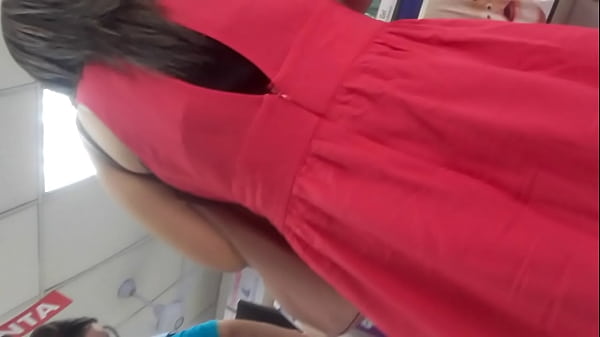 Espiando bajo el vestido de salvadore&ntilde;a 