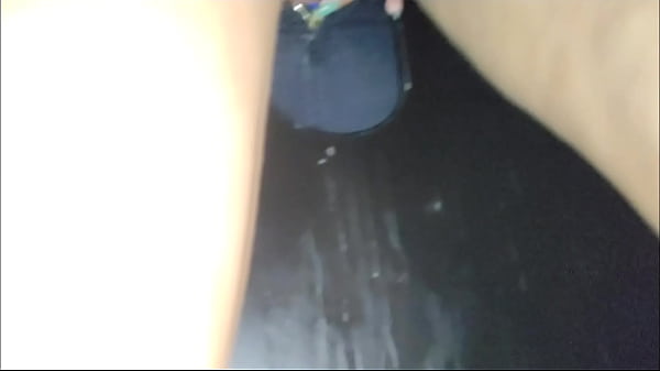 Levei minha esposa e a minha namorada para chupar rola no gloryhole!! Parte 3