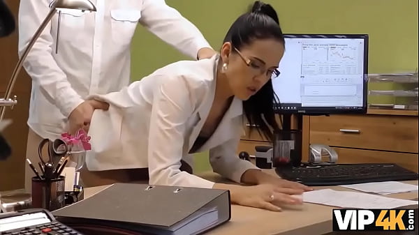 VIP4K. Il bisogno di soldi fa s&igrave; che l'attrice porno si tolga le mutandine per fare sesso sporco 