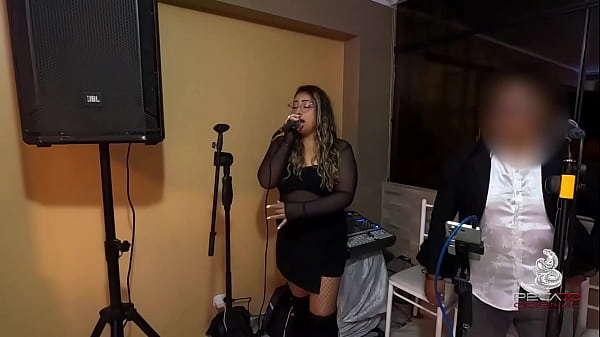 Se levanta a una cantante de cumbia, y se la lleva directo a su cama