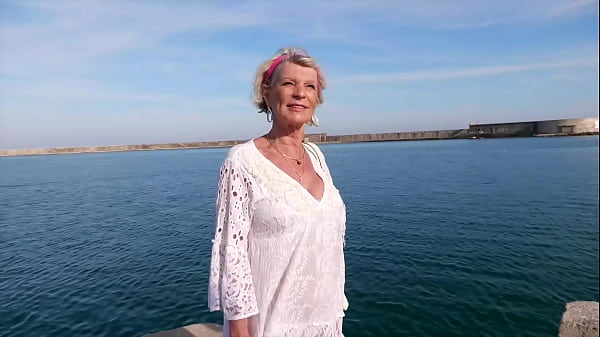 A 70ans, Eva croque deux jeunes lascars !