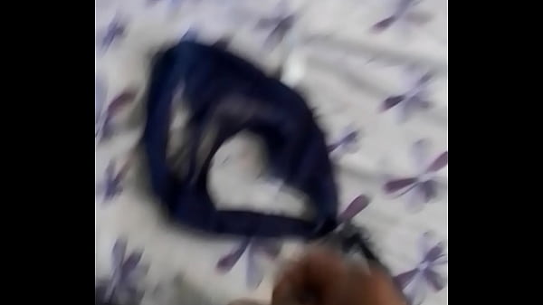 Me la jalo bien rico oliendo los calzones sucios de mi prima y se los lleno de leche  