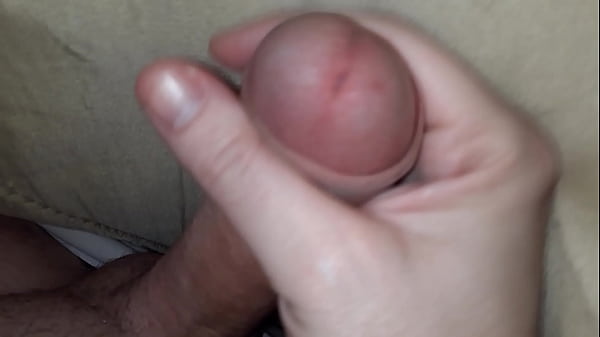 Punheta em baixo do cobertor quentinho doido pra ganhar uma mamada