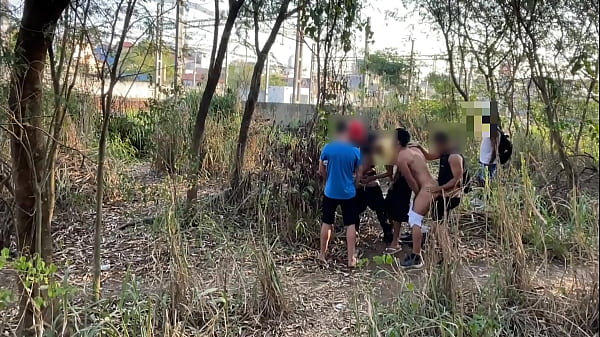SEGURAN&Ccedil;A PARTICIPOU DA FUDE&Ccedil;&Atilde;O NO MATO . METEU NO P&Ecirc;LO E FUDEU GOSTOSO NESSA SURUBA