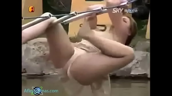 La Avalos  ense&ntilde;ando casi todo  