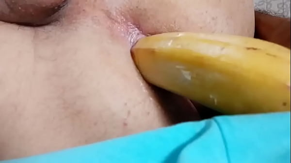 O cuzinho comendo uma banana gostoso