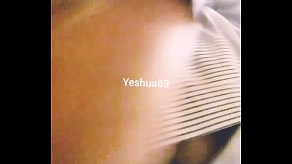 Oficinista tocando se en el trabajo