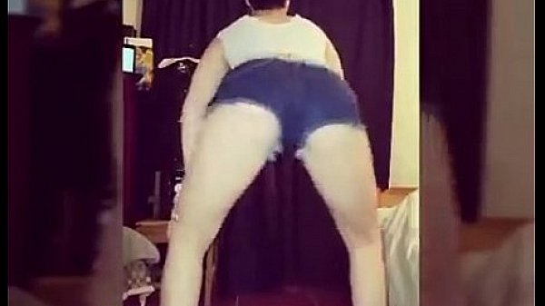 laly porreta bailando mostrando el culo