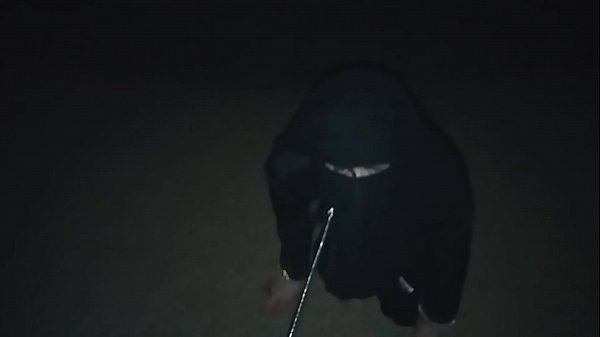 chienne en niqab tenue en laisse