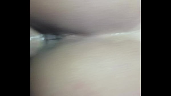 Putinha brasileira dando a buceta gostosa com a bunda empinada para esse safado de pau grosso  