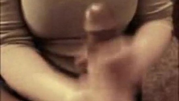 BBW morena sentando no BBC