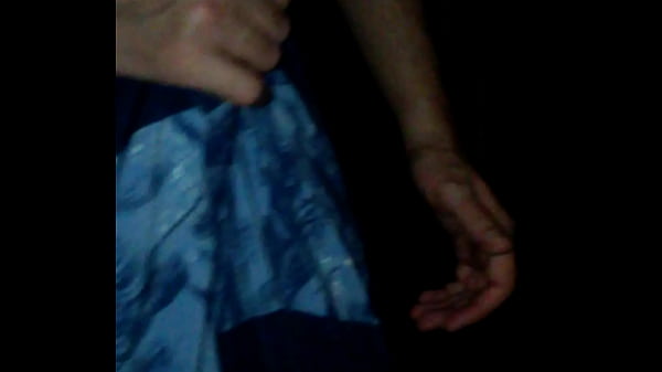 Macho pegando no pau por cima da bermuda.