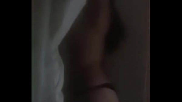 mi prima me seduce mientras se bana  