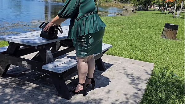 Pawg Milf outdoor with dildo