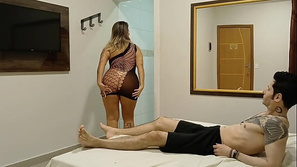 Gostosa veio mostrar a nova roupinhas sexy pro boy e terminou fodendo na bucetinha at&eacute; gozar v&aacute;rias vezes