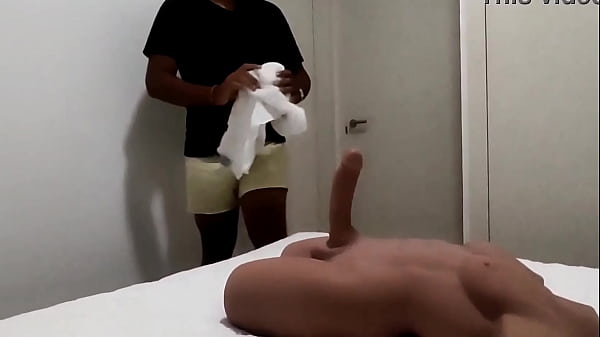 Madrastra latina enga&ntilde;a a su hijastro gay y se lo folla