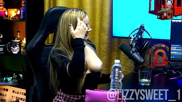 Ela Colocou os Peitos para fora e apertou o biquinho, o Ruan babou de vontade - Lizzy Sweet