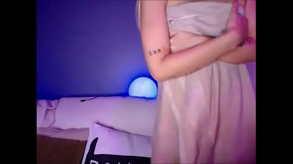 Maigre fille sexy striptease  