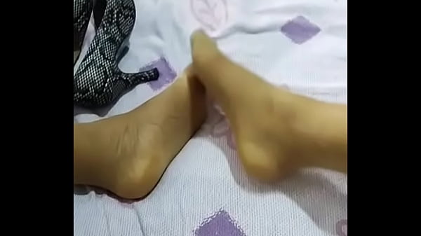 Deliciosa chica travesti Jennytvcl en pantimedias y zapatillas 