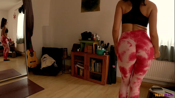 Tanzlehrerin probiert Neue Yoga Hose f&uuml;r Sexfilm aus
