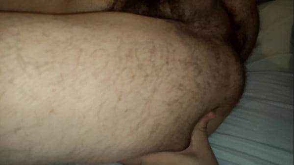 Oso peludo me folla el culo hasta pre&ntilde;arme con su leche