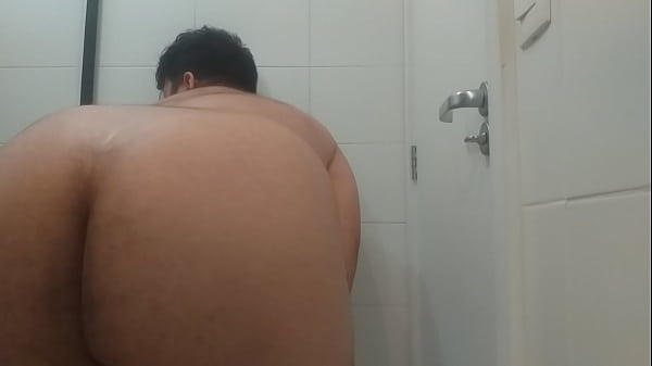 Rebolando e mostrando o cuzinhi