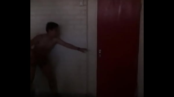 Chico le mete la pishula a su amigo mientras el otro le pega con una silla