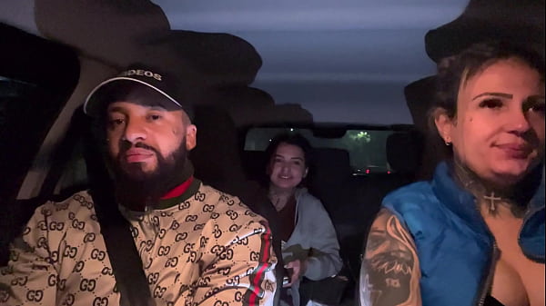 Motorista de aplicativo pega uma passageira que tinha acapado de fazer anivers&aacute;rio! N&atilde;o aguentamos e pedimos pra chupar ela toda de presente ate ela gozar gostoso nassa boca !