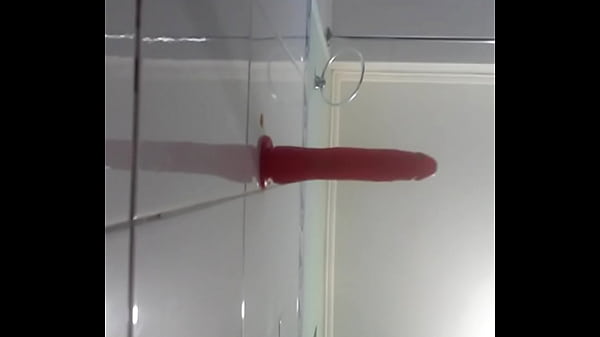 Probando dildo rojo culo roto hasta el fondo 