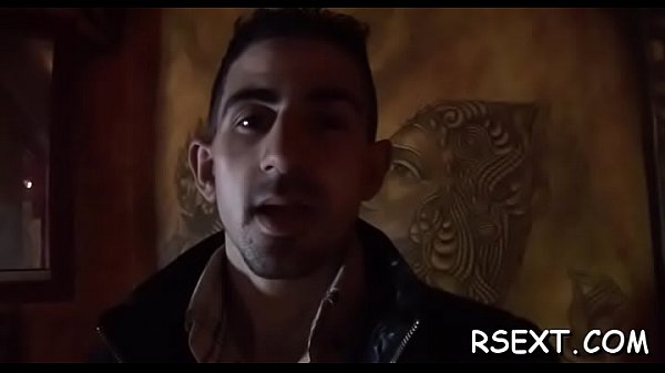 Horny hottie gives sexy blowjob 