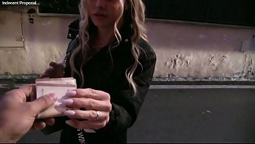 Esclusivo - Per 500&euro; la MILF italiana accetta la proposta indecente - English subtitles