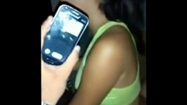 Novinha chupa e da o rabo para o corno e o amigo na construcao