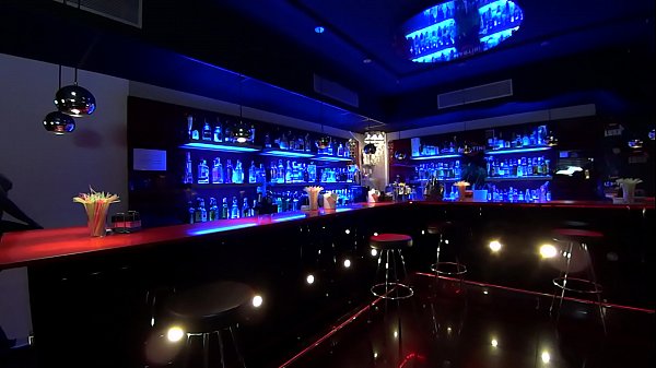 Eric Manly y Eva autumn haciendo un cunnilingus en la barra vip de la sala Luxx