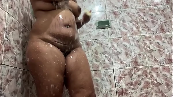 Vem me pegar no banho tenho leitinho para voc&ecirc; amor