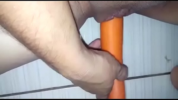 tarada com cenoura no banheiro