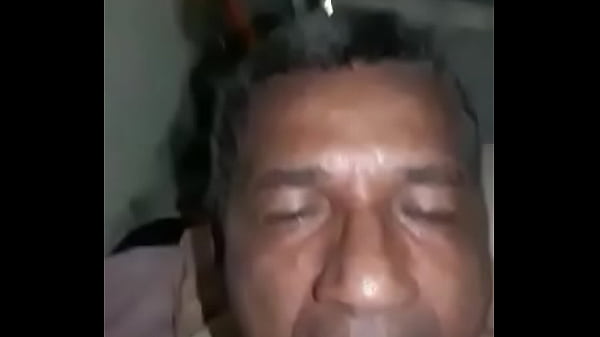 Viejo verde mam&aacute; vajina virtual para seducir a la chica pero con esa mamada cibern&eacute;tica hace vibrar a quien sea