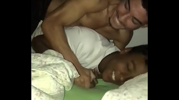 Cuzinho gay sendo comido sem d&oacute;