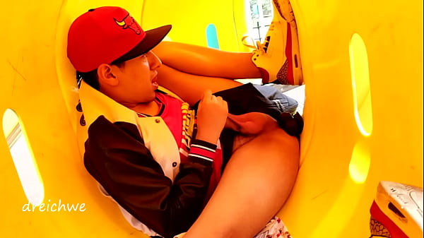 Sexo en los tubos del parque