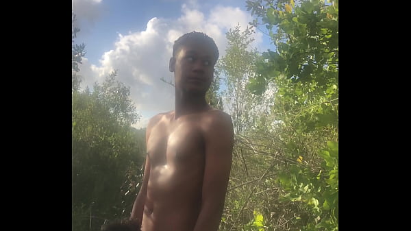 Jovem &eacute; mamado gostoso por Gay