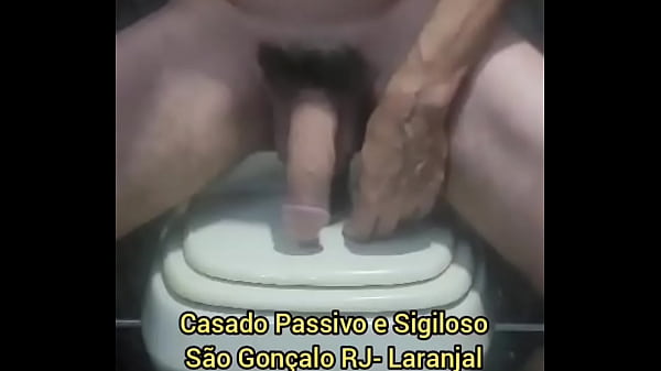 Colocou o consolo em cima do vaso do banheiro e sentou com o cuzinho at&eacute; entrar tudo. 