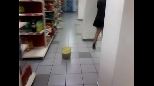 Bajo falda en el oxxo