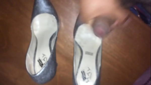 Cumshot en tacones