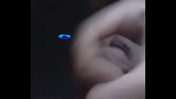 Novinho batendo uma punheta e gozando